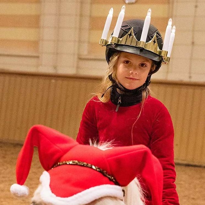 Con corona de velas y a caballo, Estelle y un risueño Oscar de Suecia se preparan para la Navidad 