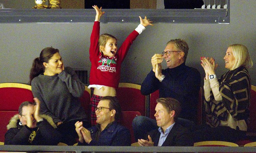 ¡Qué ternura! No te pierdas las mil expresiones de Estelle de Suecia viendo un partido de hockey