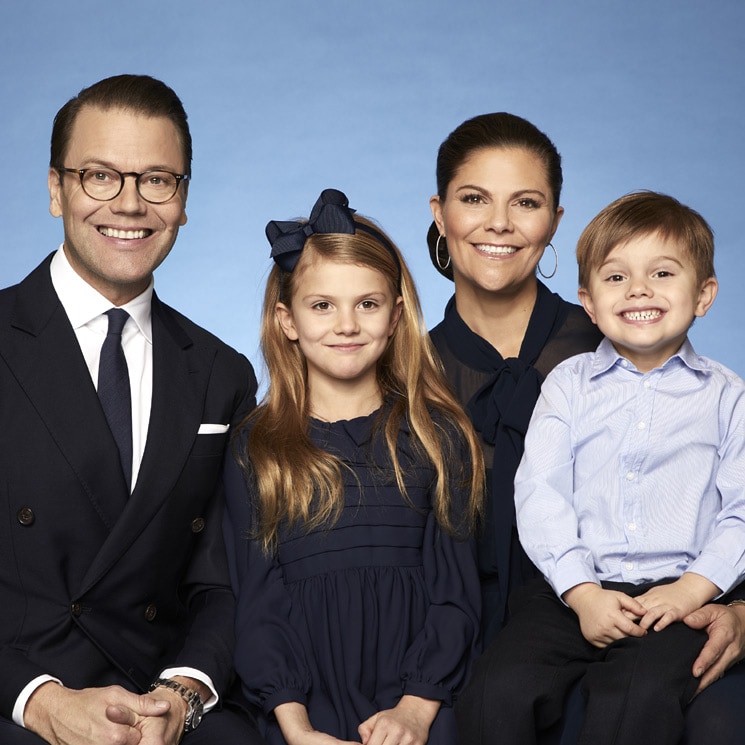 El detalle más divertido y espontáneo en las nuevas fotos oficiales de Victoria de Suecia y su familia