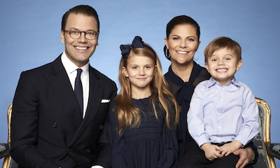 El detalle más divertido y espontáneo en las nuevas fotos oficiales de Victoria de Suecia y su familia