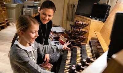 Estelle de Suecia aprende a tocar el órgano en un nuevo capítulo de 'Escuela de Reinas'
