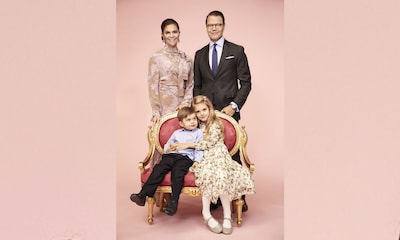 'La vie en rose': la nueva imagen 'secreta' de Victoria y Daniel de Suecia con sus hijos