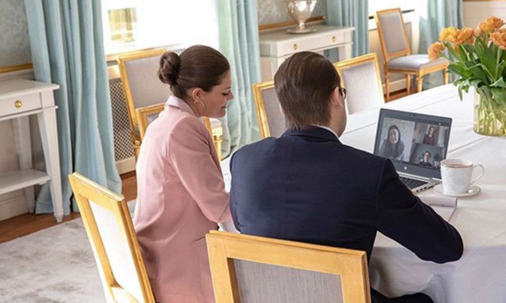 Victoria y Daniel de Suecia durante una jornada de teletrabajo