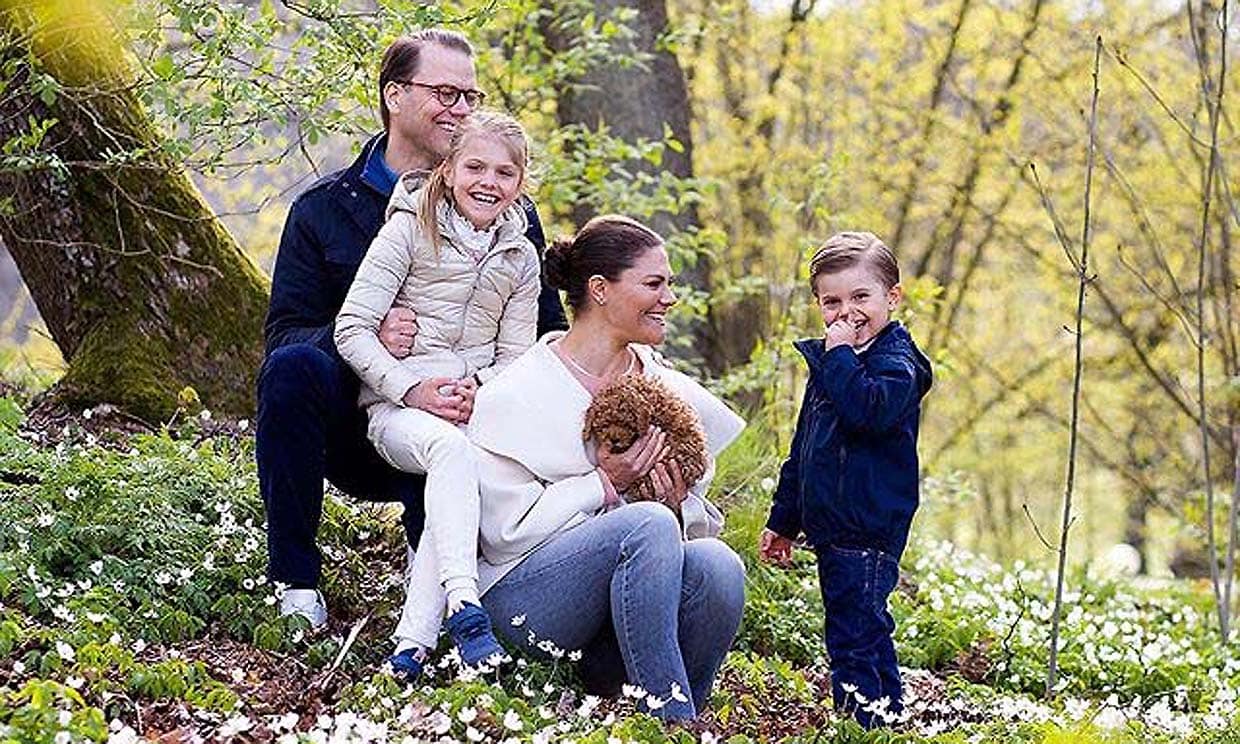 Victoria y Daniel de Suecia con sus hijos