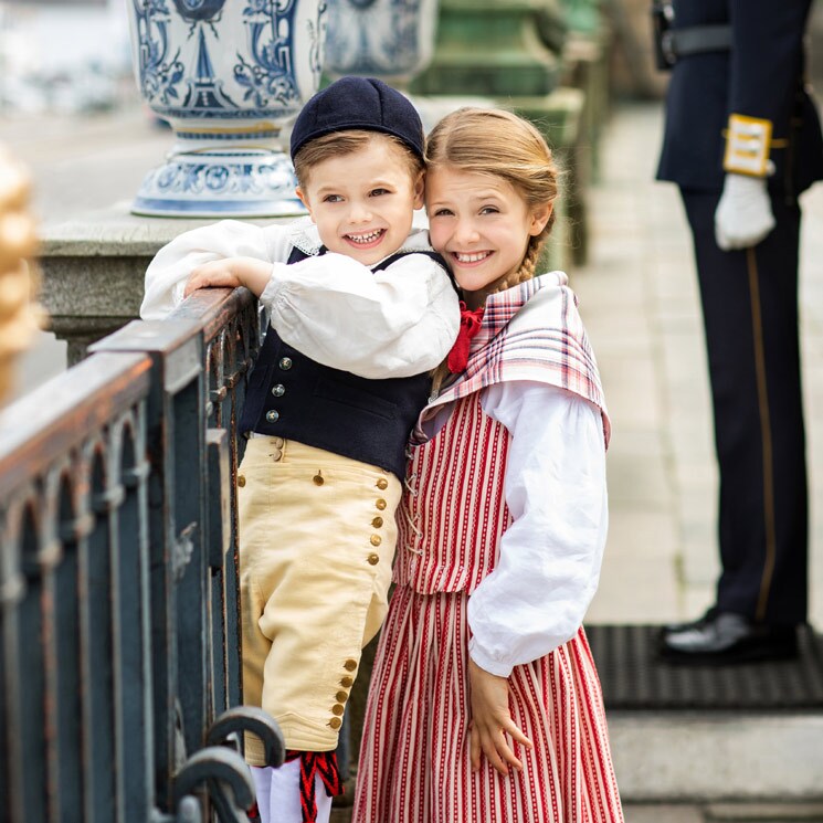 ¡Tres trajes para tres ducados! Victoria de Suecia y sus hijos nos derriten en el Día Nacional