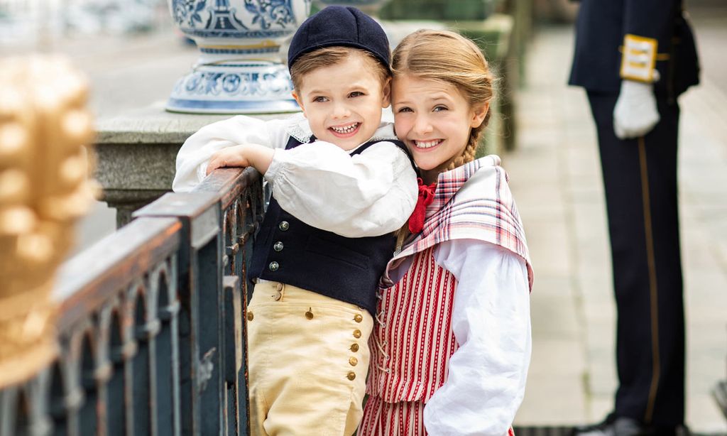 ¡Tres trajes para tres ducados! Victoria de Suecia y sus hijos nos derriten en el Día Nacional