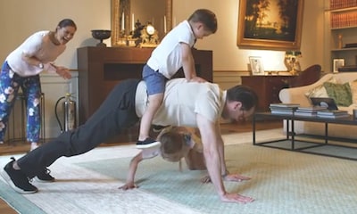 El divertido momento en el que los príncipes Estelle y Oscar ponen a su padre a hacer deporte
