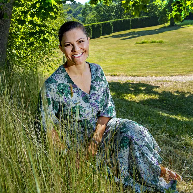 Con su gran sonrisa y en el jardín de Palacio, Victoria de Suecia celebra (por adelantado) sus 43 años