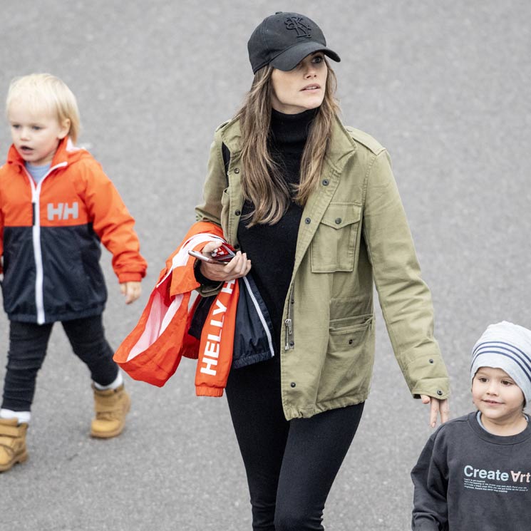 ¡A toda velocidad! Carlos Felipe de Suecia compite en una carrera con su mujer y sus hijos como admiradores