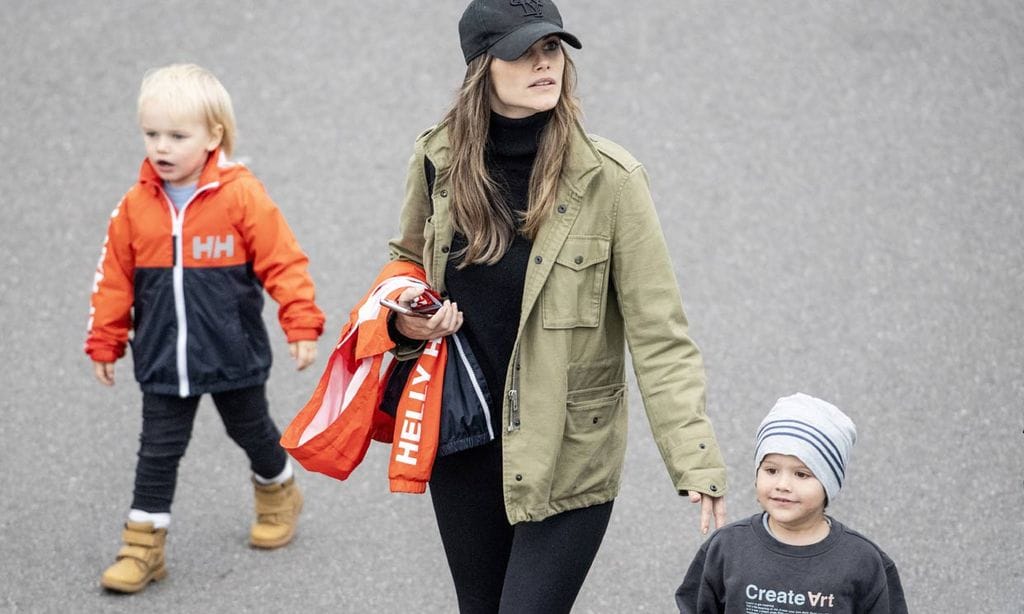 ¡A toda velocidad! Carlos Felipe de Suecia compite en una carrera con su mujer y sus hijos como admiradores