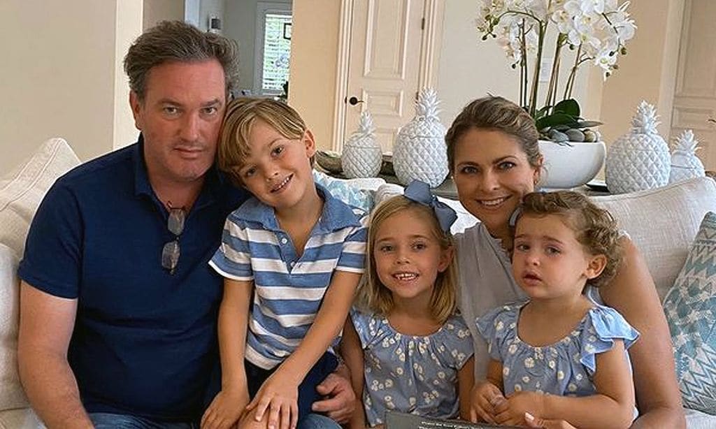 Magdalena de Suecia inaugura la Navidad con un entrañable posado de sus hijos