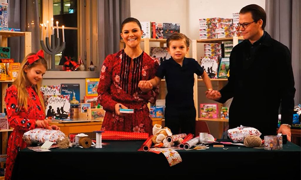 Estelle y Oscar de Suecia, los elfos navideños más simpáticos preparando regalos