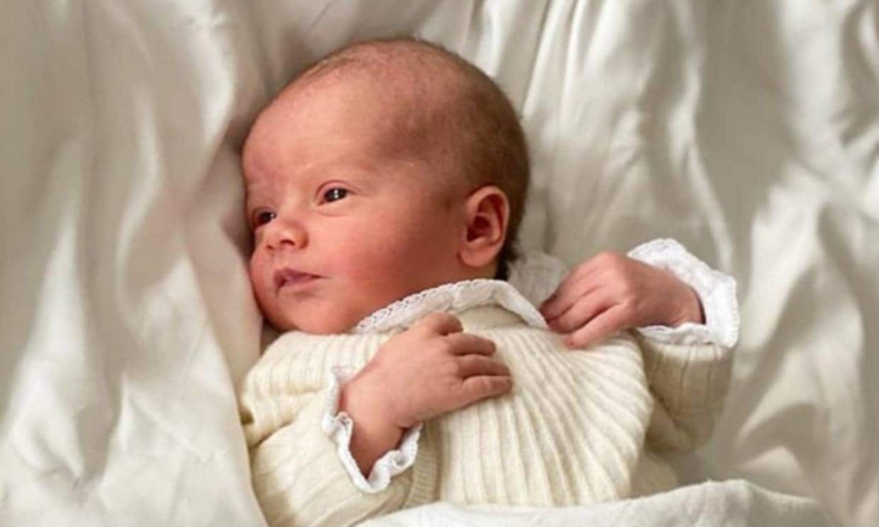 Carlos Felipe y Sofia de Suecia comparten la primera foto de su bebé