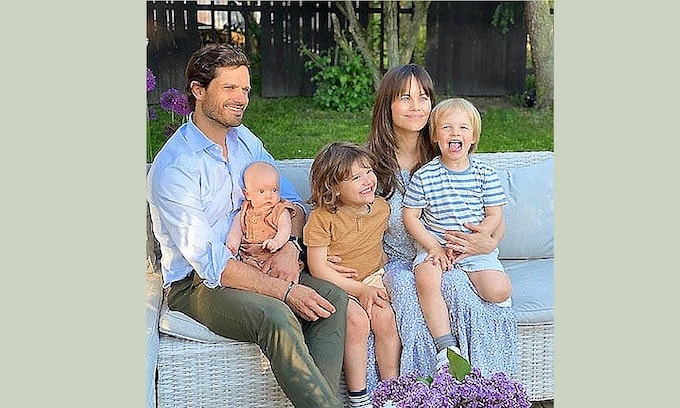 Carlos Felipe y Sofia de Suecia con sus hijos