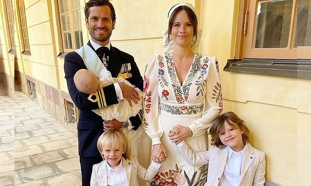 Carlos Felipe y Sofía de Suecia con sus hijos