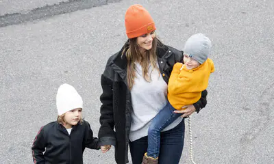 Sofía de Suecia y sus tres hijos, los mayores fans del 'piloto' Carlos Felipe