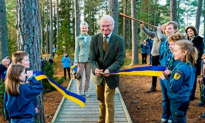 ¡Los niños alucinan con su rey! El simpático vídeo de Carlos Gustavo de Suecia inaugurando una ruta de senderismo
