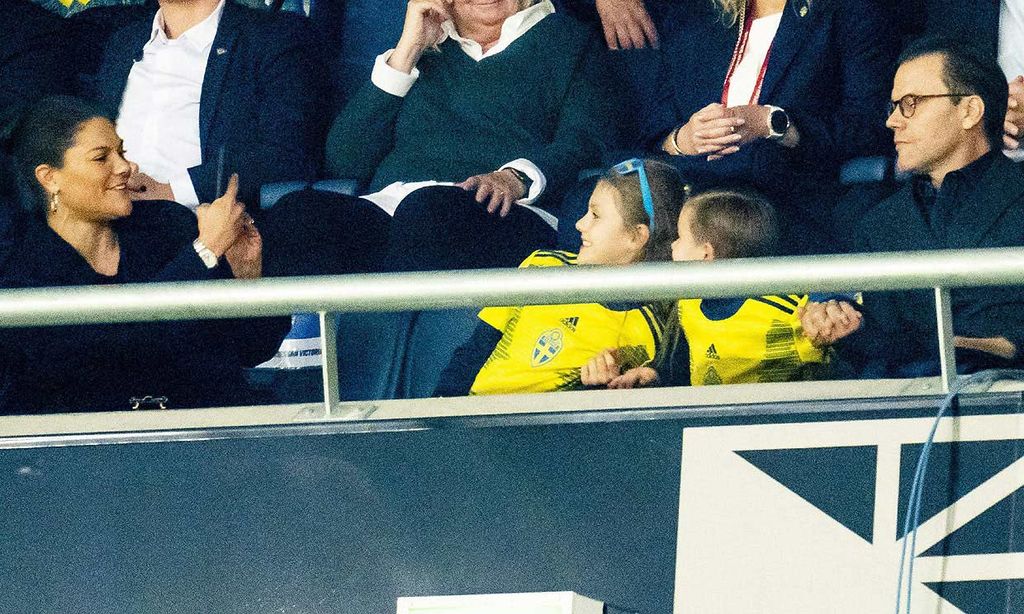 La princesa Victoria, Daniel de Suecia y sus hijos unos forofos más en el fútbol