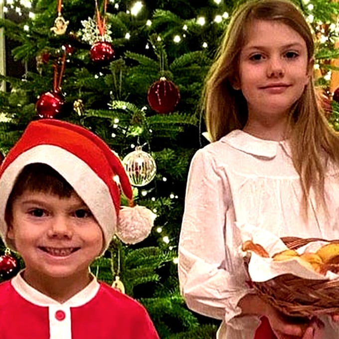 Con traje de Papá Noel, el árbol, los dulces... Estelle y Oscar de Suecia no faltan a la tradición familiar antes de la Navidad