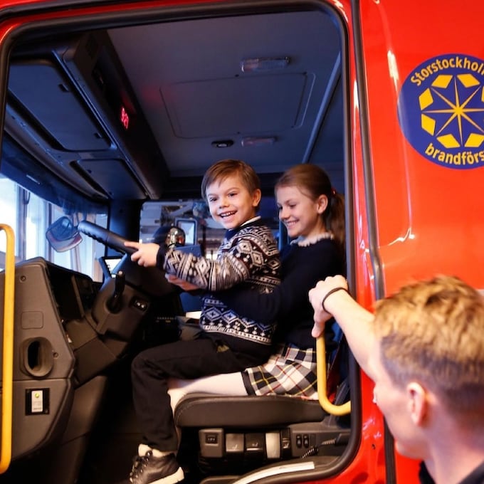Estelle y Oscar de Suecia, felices y divertidos al volante de un camión de bomberos