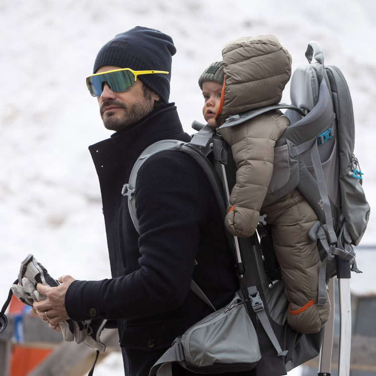 El primer viaje a la nieve de Julian de Suecia a punto de cumplir un año