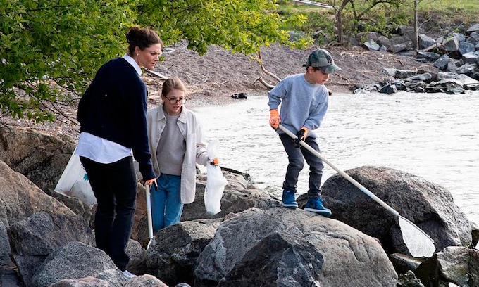 ¡Intrépidos y muy responsables! Estelle y Oscar de Suecia recogen la basura de la costa ante el orgullo de su madre