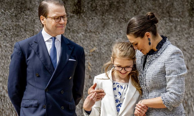 Victoria y Daniel de Suecia con su hija Estelle