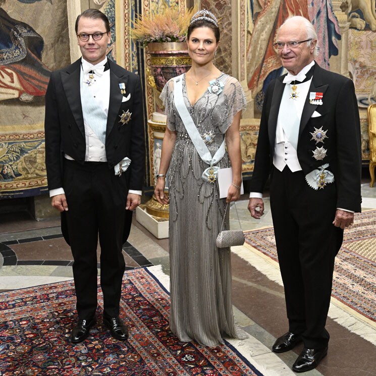 Victoria y Daniel de Suecia, acompañantes del rey Carlos Gustavo en una cena de gala con la llamativa ausencia de la reina Silvia