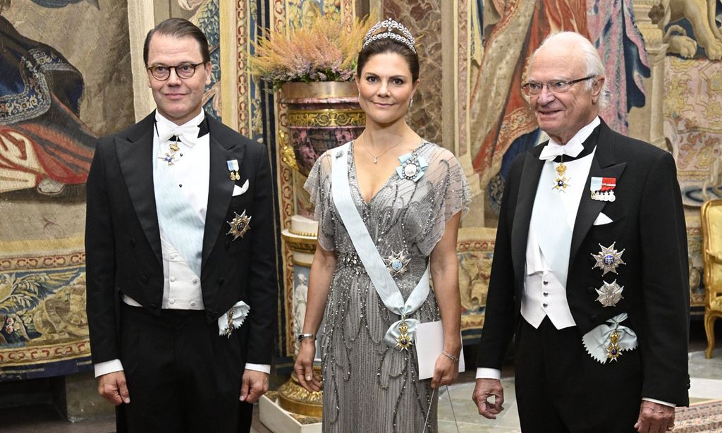 Victoria y Daniel de Suecia, acompañantes del rey Carlos Gustavo en una cena de gala con la llamativa ausencia de la reina Silvia