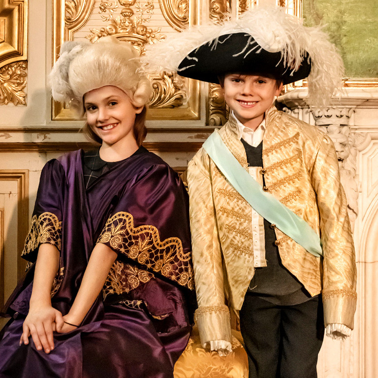 Trajes, pelucas, sombreros... Estelle y Oscar de Suecia se convierten en dos simpáticos príncipes de época 