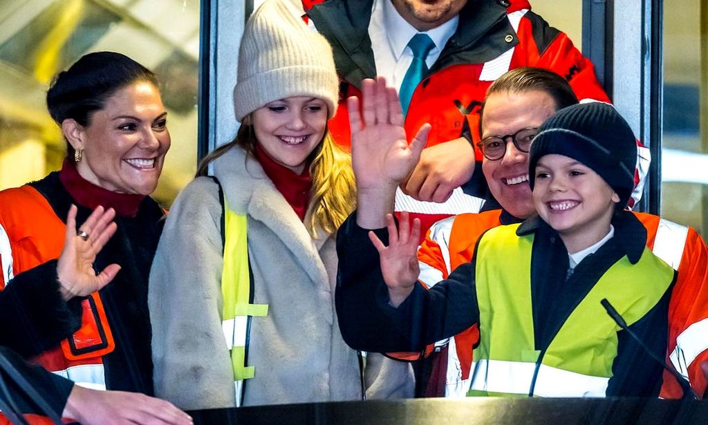 ¡A toda máquina! Estelle y Oscar de Suecia, 'conductores' de tren por un día junto a sus orgullosos padres