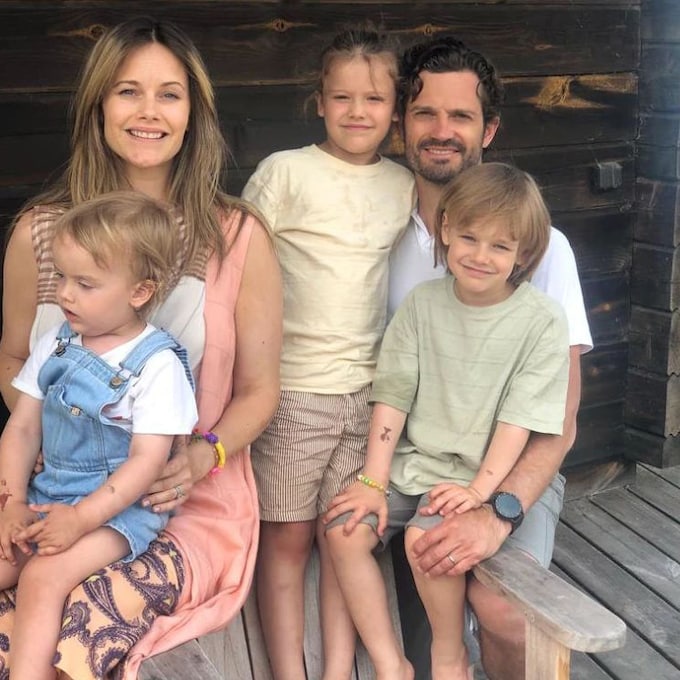Carlos Felipe, Sofia de Suecia y sus tres hijos celebran el verano con calcomanías y su imagen más relajada