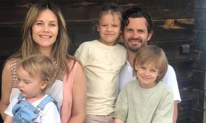 Carlos Felipe y Sofia de Suecia con sus tres hijos