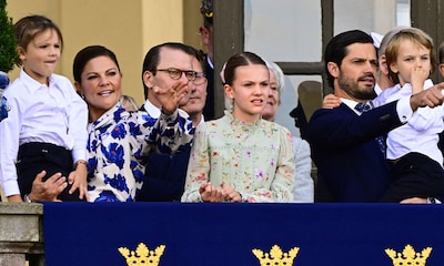 Los 'miniroyals' suecos, desde el balcón de palacio, toman el protagonismo en el Jubileo de Oro de su abuelo
