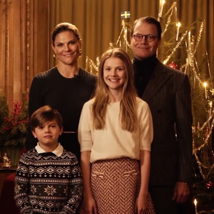 No te pierdas las simpáticas imágenes de Estelle y Óscar de Suecia poniendo el árbol de Navidad junto a sus padres