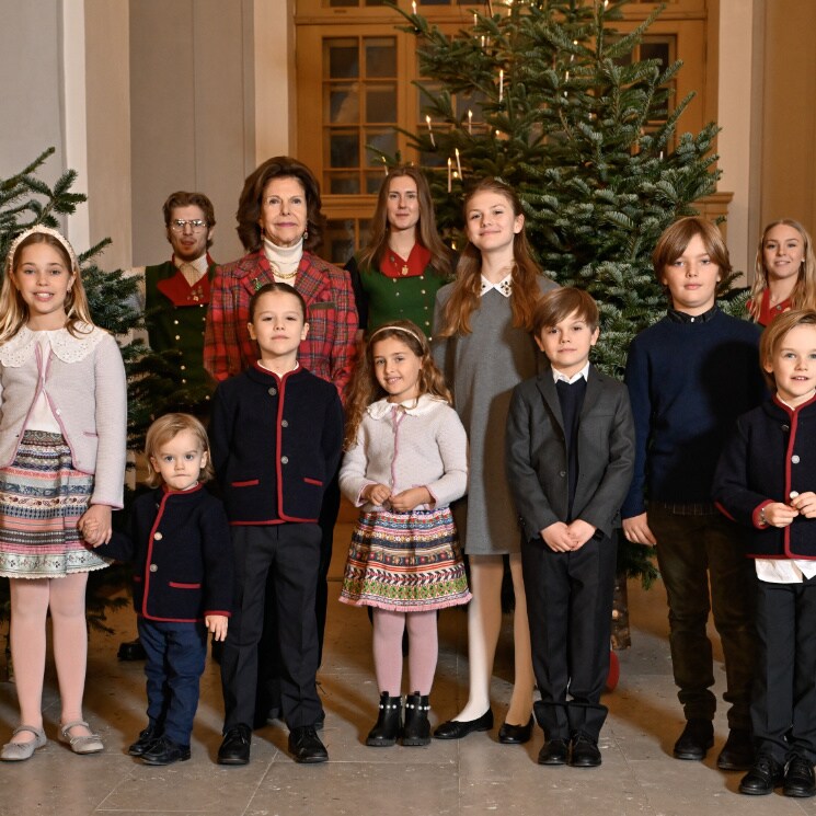 Los ocho nietos de los Reyes de Suecia adornan con su abuela los árboles de Palacio