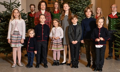 Los ocho nietos de los Reyes de Suecia adornan con su abuela los árboles de Palacio
