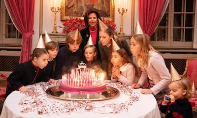 El vídeo más simpático de la reina Silvia de Suecia soplando las velas por su 80 cumpleaños ayudada por sus 8 nietos