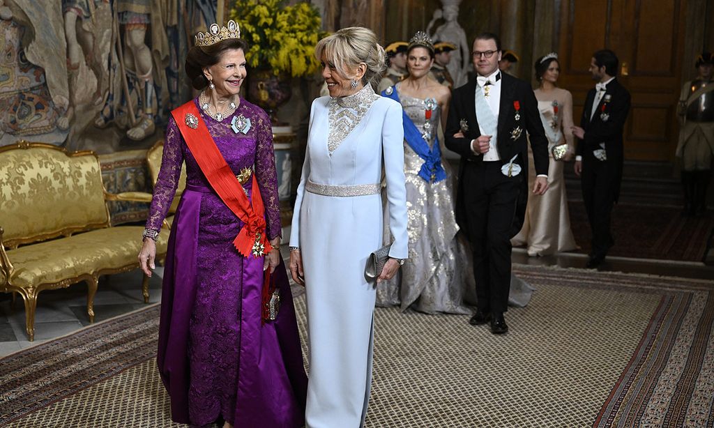 De la sintonía entre Silvia de Suecia y Brigitte al desfile de tiaras: la cena de gala en Estocolmo con el matrimonio Macron