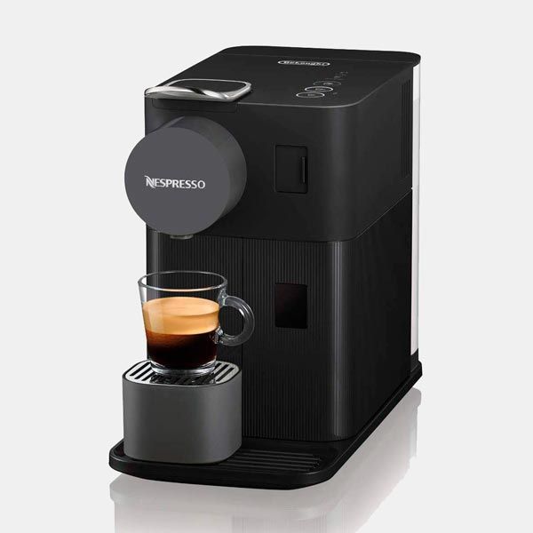 Una cafetera de cápsulas con depósito de leche