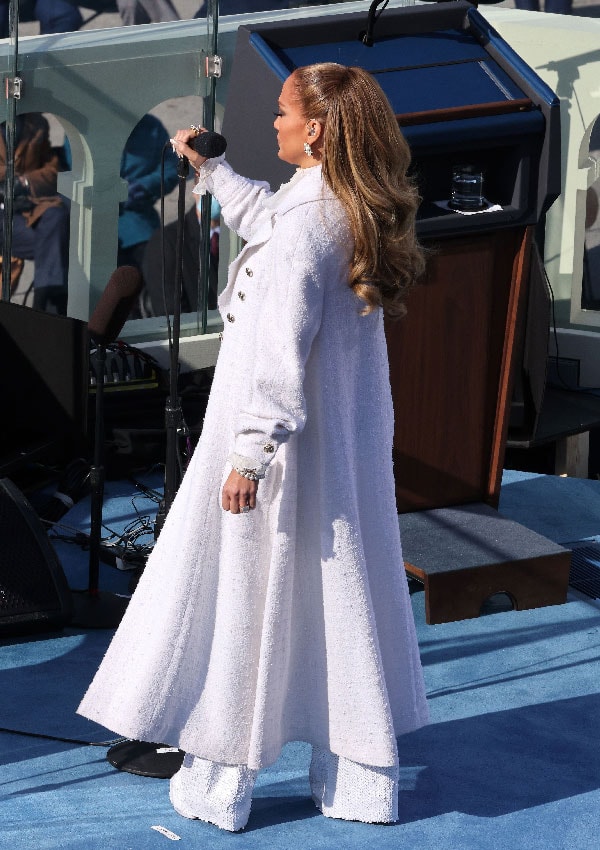 Jennifer Lopez con conjunto blanco