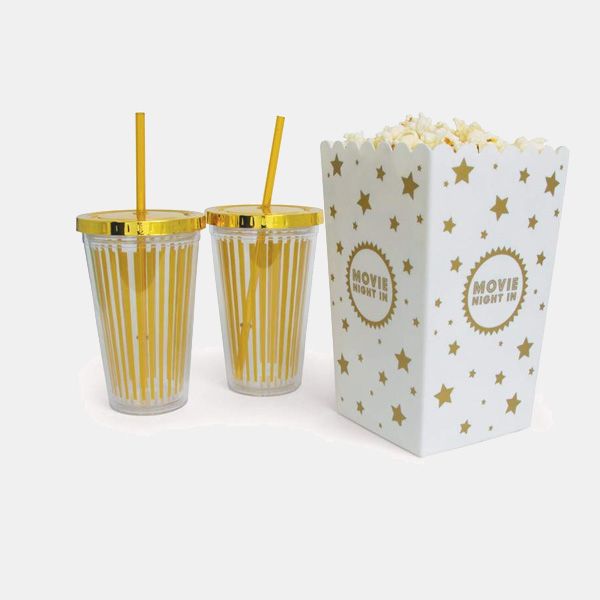 Un cubo de palomitas y sus vasos