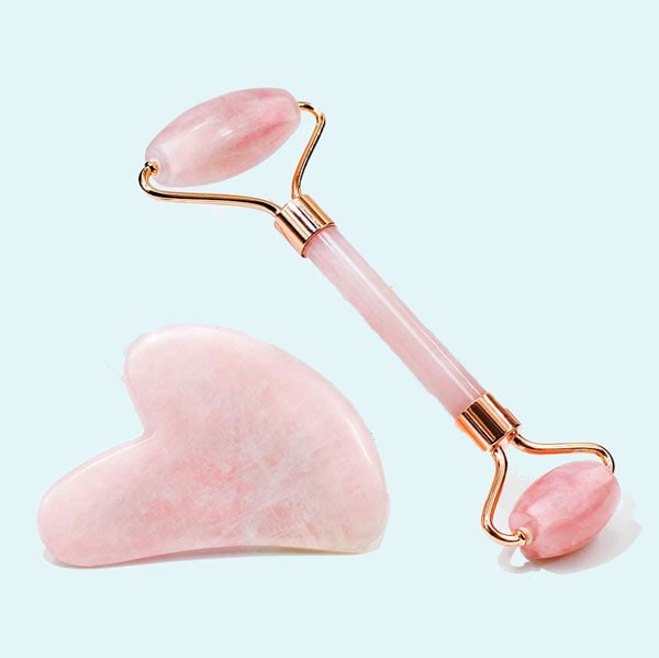 Rodillo de cuarzo rosa con piedra gua sha