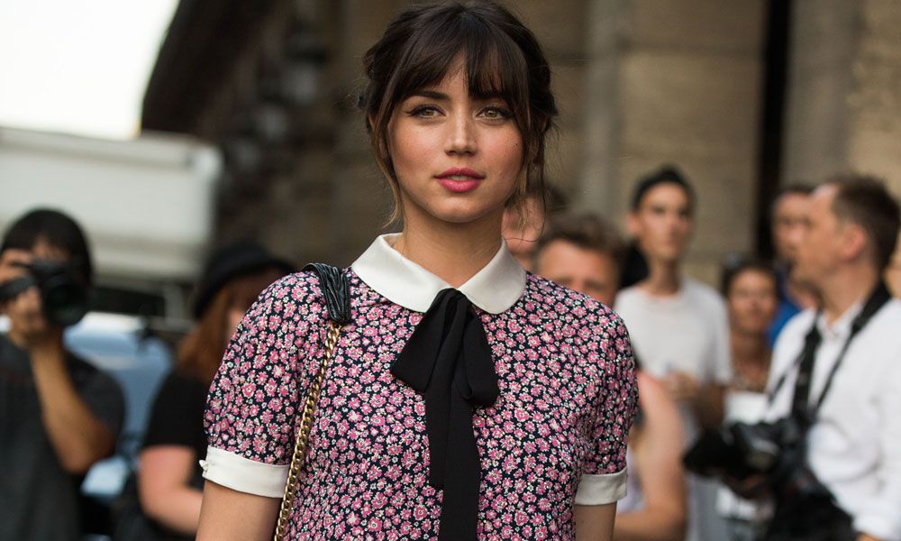 De sus minivestidos a los vaqueros de tendencia: las prendas clave del armario de Ana de Armas