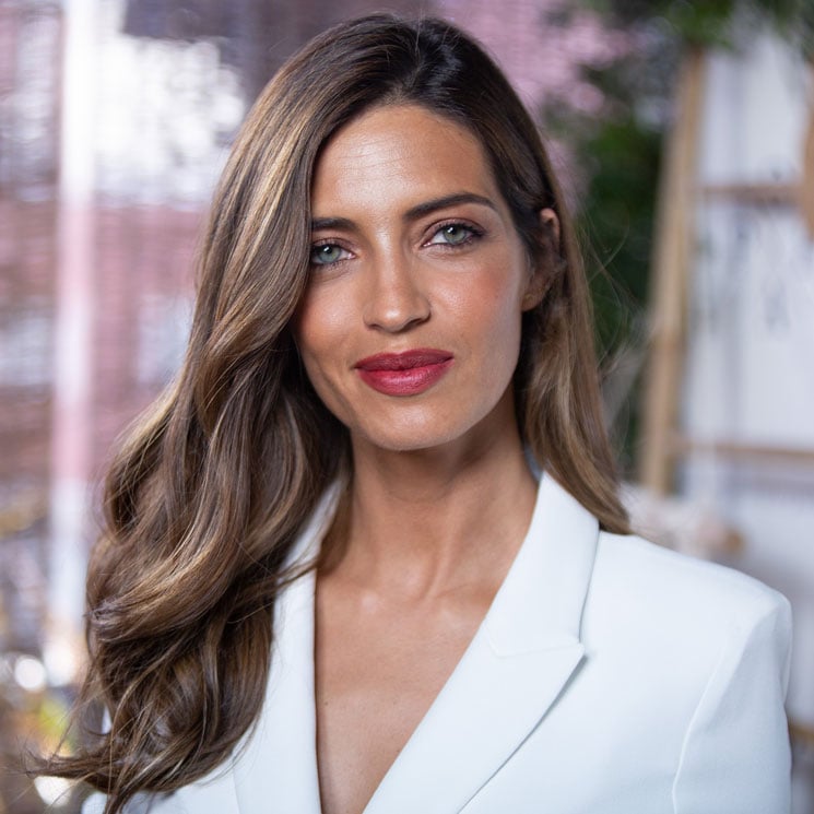 Sara Carbonero con traje de chaqueta blanco