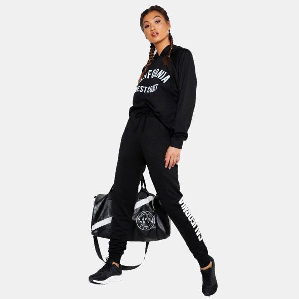 Chándal negro con letras estampadas