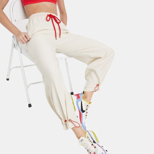 Pantalones 'jogger' con fruncidos