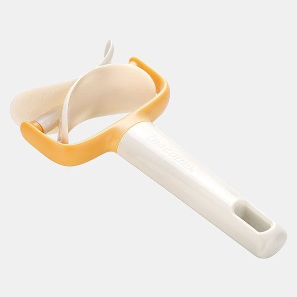 Un cortapastas con mango