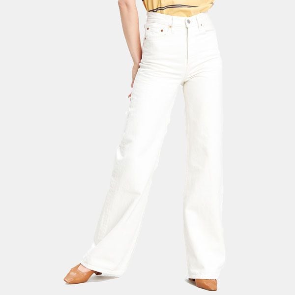 Pantalones blancos acampanados