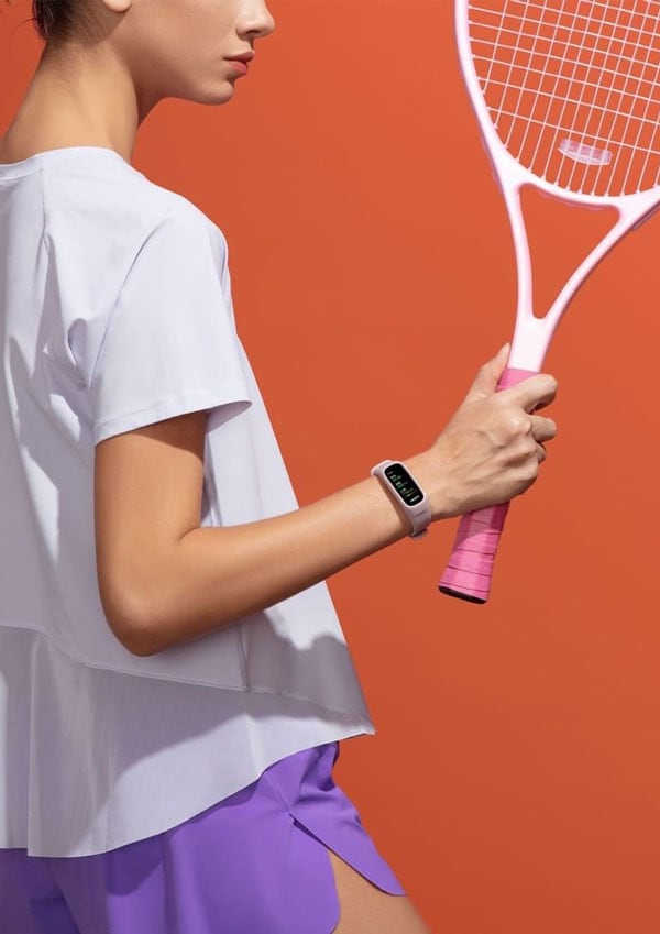 Mujer jugando al tenis con la pulsera de actividad de OPPO